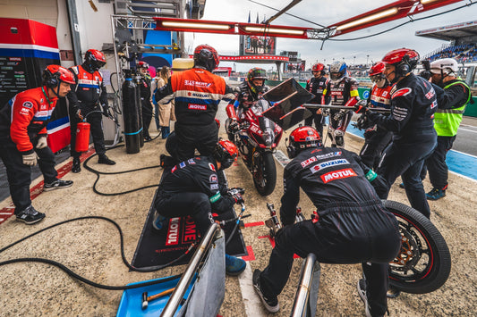 Le box : l’organisation derrière la course dans le  Team Yoshimura SERT Motul